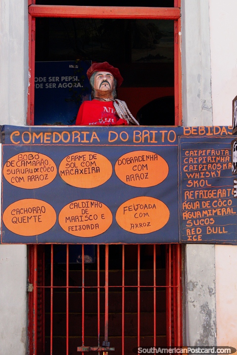 Restaurante Comedoria do Brito en Olinda, un muñeco en el balcón. (480x720px). Brasil, Sudamerica.