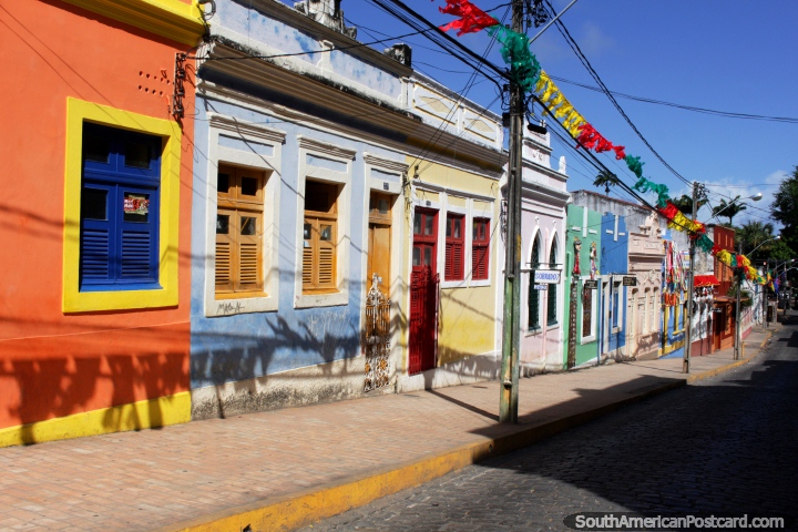 As casas nas ruas de Olinda so velhas e coloridas. (720x480px). Brasil, Amrica do Sul.