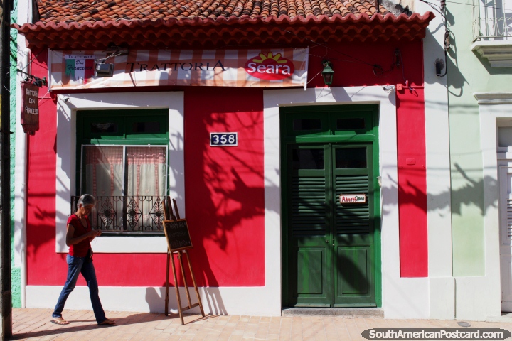 Una tienda roja en Olinda con puerta de madera y techo de tejas. (720x480px). Brasil, Sudamerica.