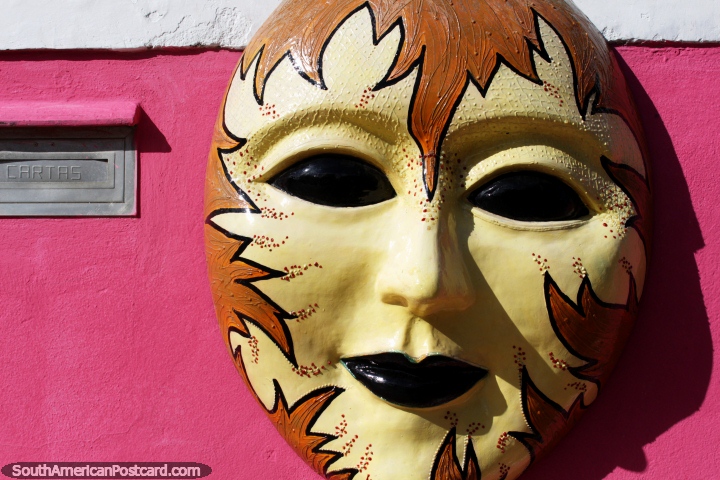 As máscaras em volta de Olinda do carnaval estiveram em todo lugar ou talvez sempre parece-se com isto. (720x480px). Brasil, América do Sul.