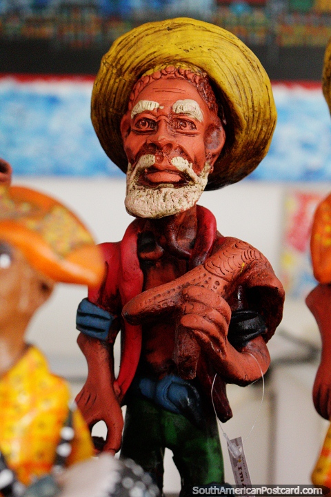 Homem com um peixe esbofeteado sobre o seu ombro, estatuetas de terracota de Olinda. (480x720px). Brasil, Amrica do Sul.