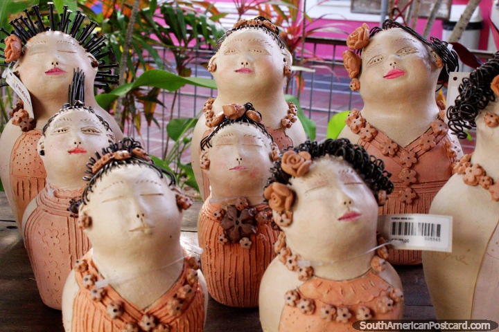 As bonecas cermicas com o cabelo diferente desenham de uma loja de arte em Olinda, atraente! (720x480px). Brasil, Amrica do Sul.