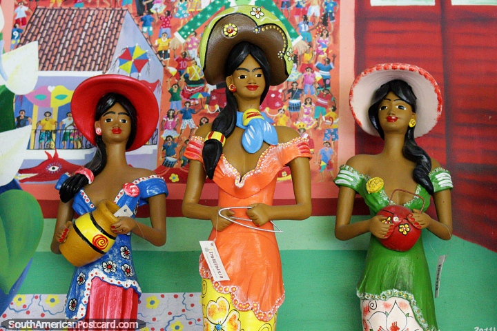 Mais 3 mulheres cermicas vestiram-se em belos vestidos e chapus, artes e ofcios de Olinda. (720x480px). Brasil, Amrica do Sul.
