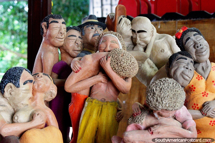 As bonecas cerâmicas quem parecem muito felizes de ver um a outro, artes e ofïcios de Olinda. (720x480px). Brasil, América do Sul.