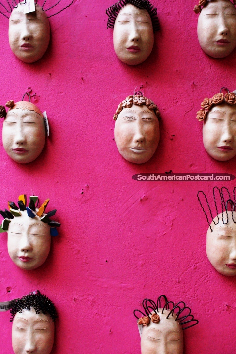Una pared de caras de cerámica con diferentes peinados en Olinda. (480x720px). Brasil, Sudamerica.