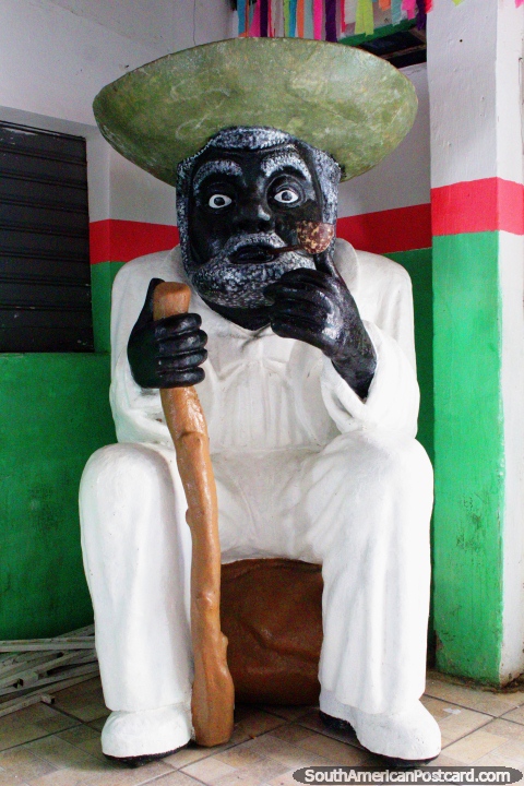 Gres Preto Velho, el hombre de la escuela de samba de Olinda. (480x720px). Brasil, Sudamerica.