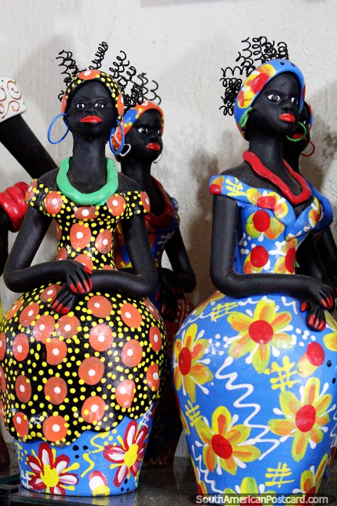 As mulheres em vestidos coloridos tm o cabelo elstico, estatuetas de terracota de Olinda. (480x720px). Brasil, Amrica do Sul.