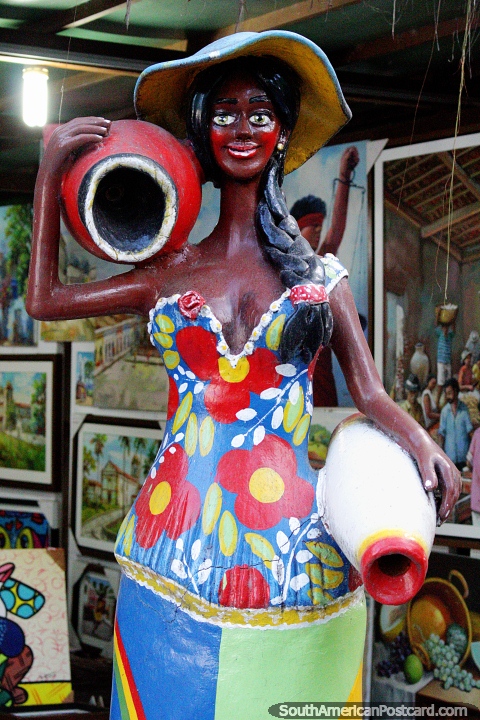 Mulher cermica que transporta um par de potes, de uma loja de arte em Olinda. (480x720px). Brasil, Amrica do Sul.