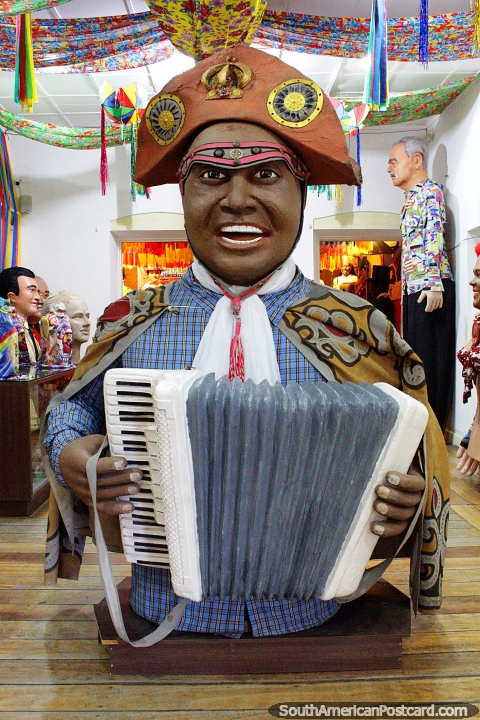 El hombre con un sombrero de los piratas juega el acorden en el museo de Boneco en Olinda. (480x720px). Brasil, Sudamerica.