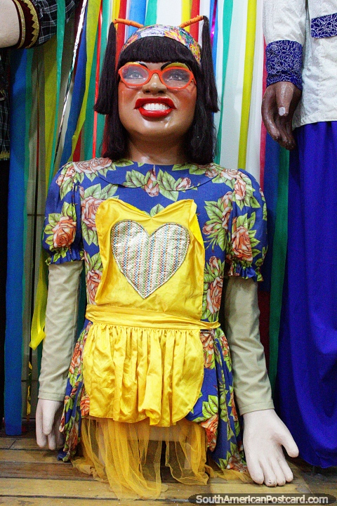 Mujer con gafas, un Boneco Brasileo, personaje de carnaval, Olinda. (480x720px). Brasil, Sudamerica.