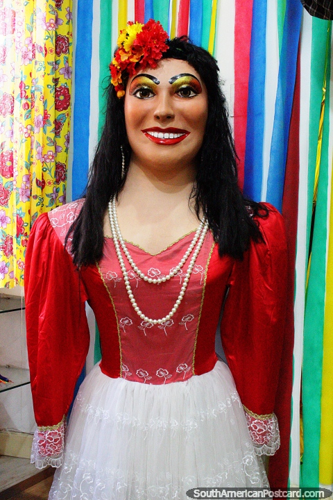 Mujer en rojo y blanco con las flores en su pelo, un Boneco de Olinda. (480x720px). Brasil, Sudamerica.