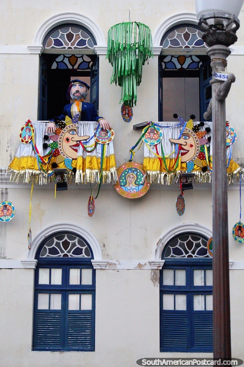 Carnaval decoraciones y títeres en el palacio de gobierno / ayuntamiento en Olinda. (480x720px). Brasil, Sudamerica.