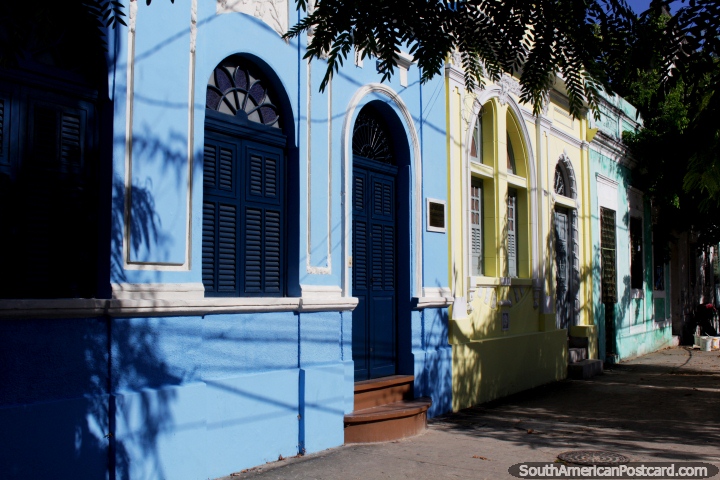 Casas azuis, amarelas e verdes ombro a ombro ao sol em Joao Pessoa. (720x480px). Brasil, Amrica do Sul.