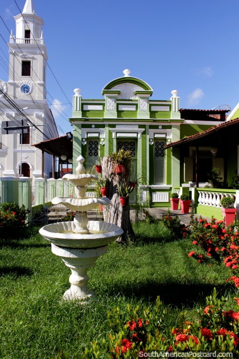 Café 17 en João Pessoa, edificio histórico verde y bonitos jardines y flores. (480x720px). Brasil, Sudamerica.