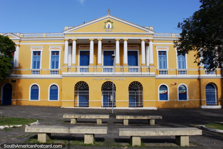 Palácio de Bispo, belo edifïcio amarelo com folhas de janela de janela azuis e colunas brancas em Joao Pessoa. (720x480px). Brasil, América do Sul.