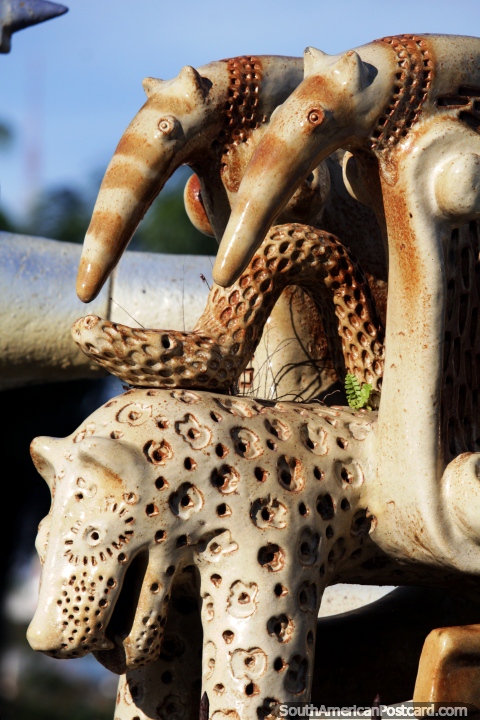 2 armadillos e um sabre tigre dentado feito da cerâmica, Um Pedra faz o monumento de Reino em Joao Pessoa. (480x720px). Brasil, América do Sul.