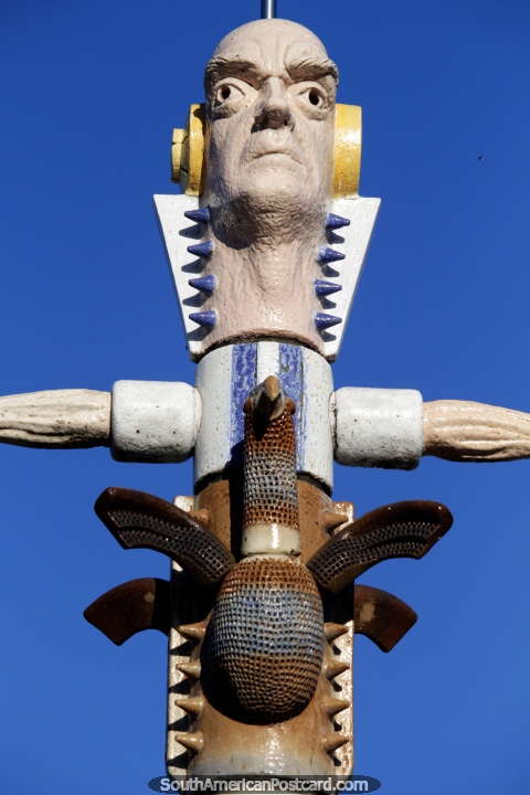Trabajo de cermica con gran detalle ubicado en Parque Lagoa en Joo Pessoa, un rostro y cuerpo de cermica. (480x720px). Brasil, Sudamerica.