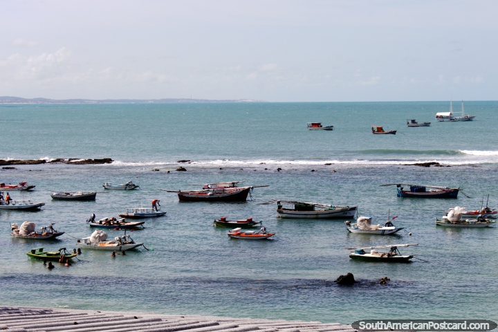 Barcos de pesca en la baha de la playa de Pipa. (720x480px). Brasil, Sudamerica.