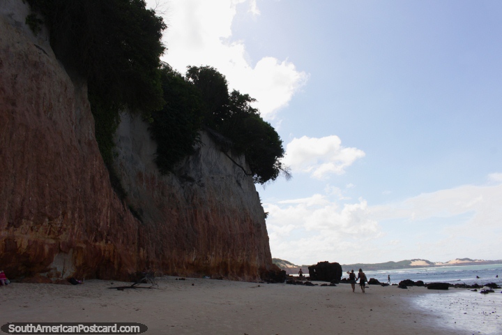 Walking around the rocks between Pipa Beach and Dolphin Beach. (720x480px). Brazil, South America.