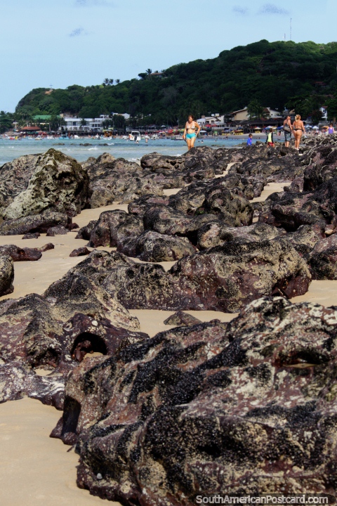 Visão de Praia de Golfinho através das rochas a Pipa na distância. (480x720px). Brasil, América do Sul.