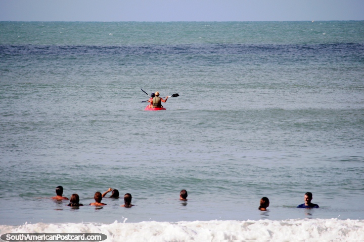 Pessoas em um caiaque que espera por delfins para emergir na praia em Pipa. (720x480px). Brasil, Amrica do Sul.