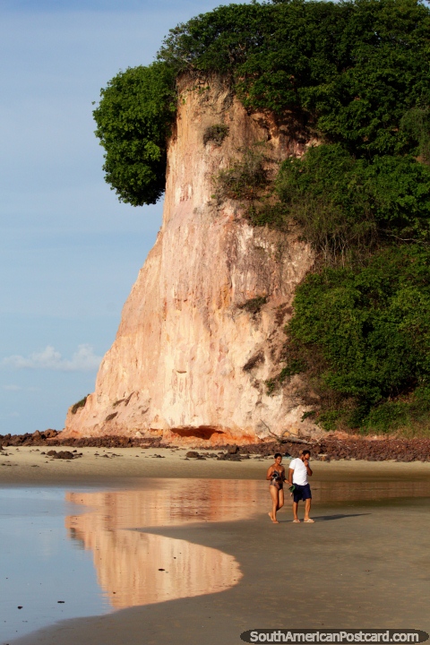 Os rochedos ngremes separam Pipa e Baa de Golfinho. (480x720px). Brasil, Amrica do Sul.