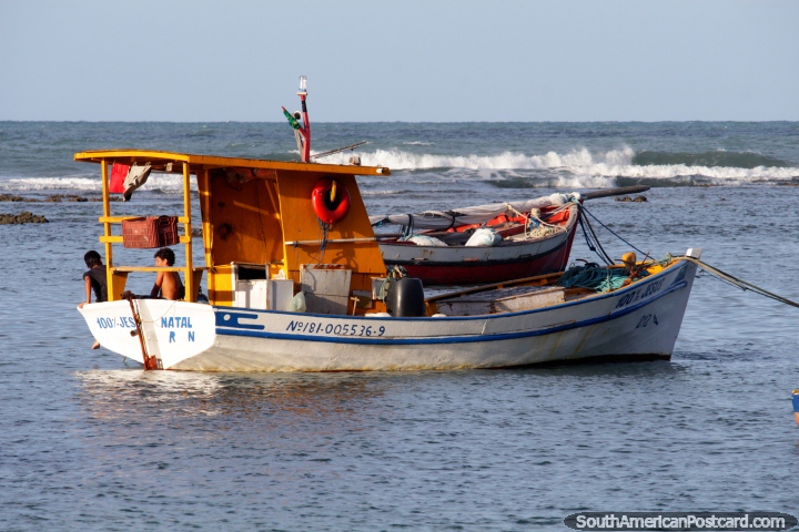 Barco de pesca amarrado cerca de la orilla en la Playa de Pipa. (720x480px). Brasil, Sudamerica.