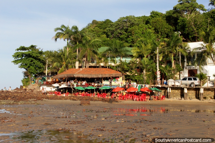 Un restaurante en las rocas junto al mar, palmeras detrás, Playa de Pipa. (720x480px). Brasil, Sudamerica.