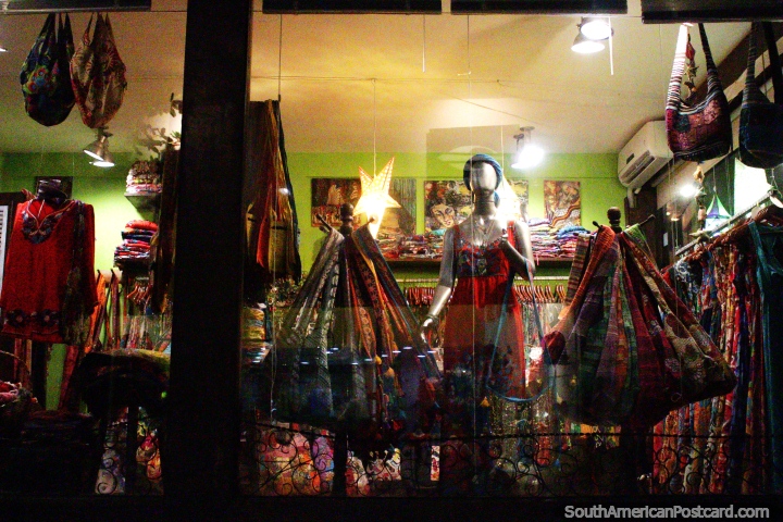 Loja de roupas de butique de mulheres na rua principal em Pipa. (720x480px). Brasil, Amrica do Sul.