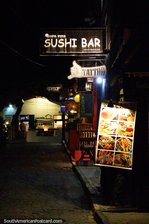 Barra de Sushi de Japa Pipa em Pipa, somente um de muitos grandes restaurantes em cidade. (480x720px). Brasil, América do Sul.