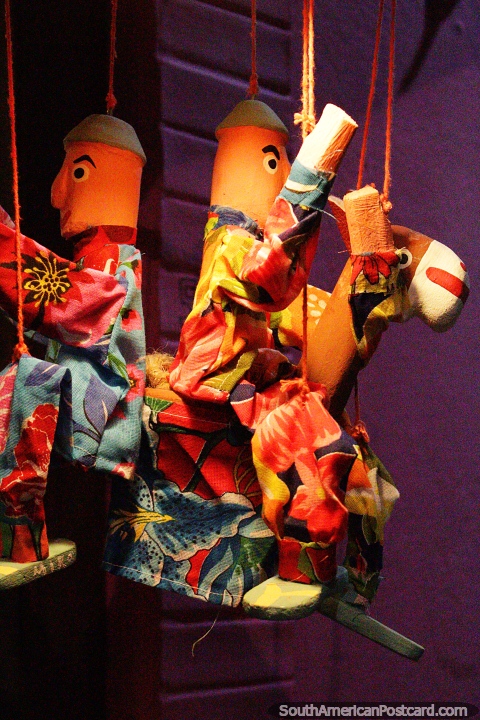 Homens de marionete em cavalos, lojas de artes e ofcios em Pipa. (480x720px). Brasil, Amrica do Sul.