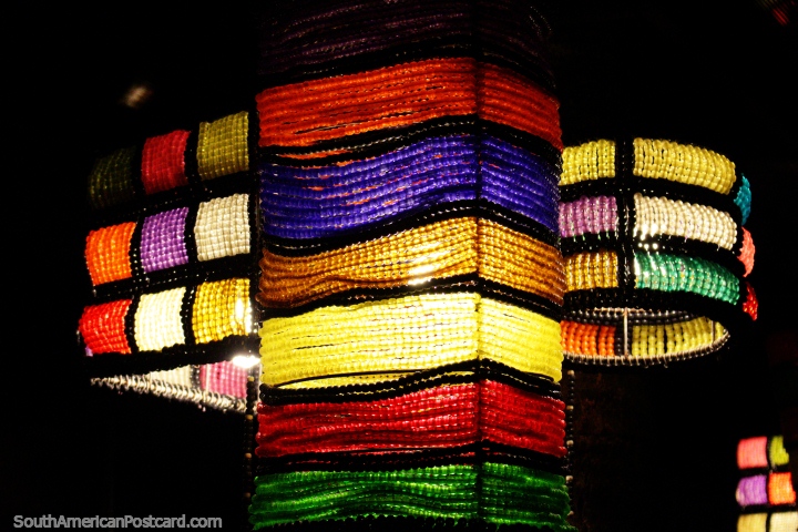 Luzes coloridas impressionantes acima de mesas em um restaurante em Pipa! (720x480px). Brasil, América do Sul.