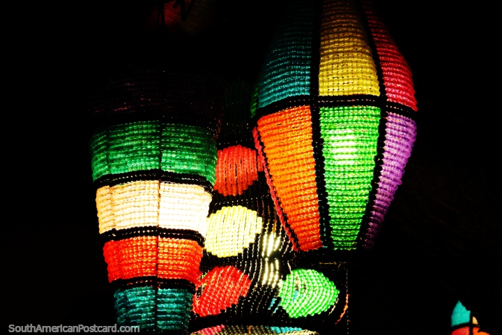 Luzes coloridas formadas como balões em um restaurante em Pipa. (720x480px). Brasil, América do Sul.