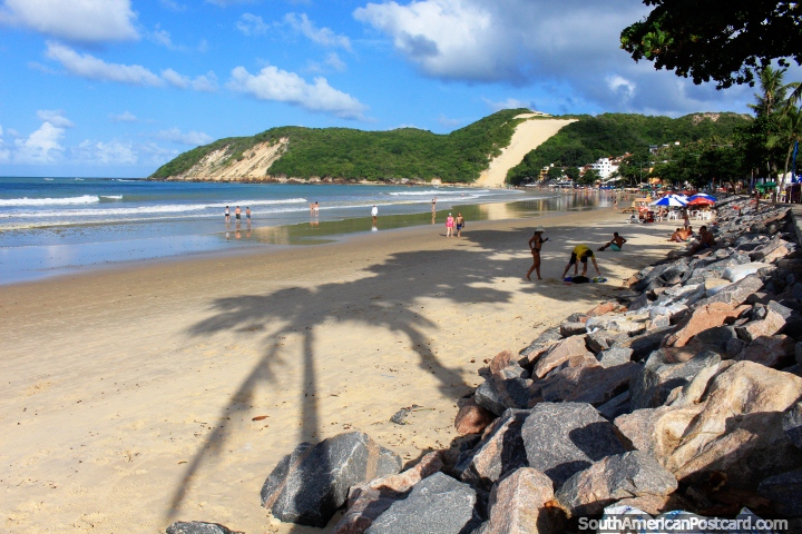 Praia de Ponta Negra com Morro faz Careca (Colina Calva) na distncia, Natal. (720x480px). Brasil, Amrica do Sul.
