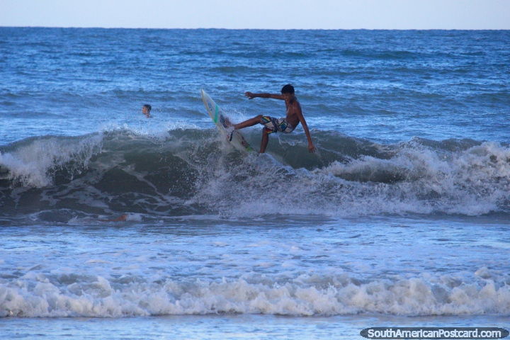 Um surfista jovem nas ondas em Praia de Ponta Negra em Natal. (720x480px). Brasil, América do Sul.