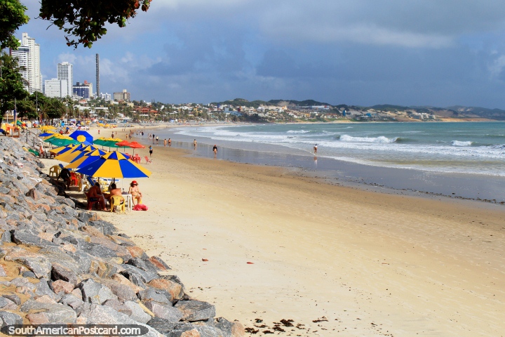 Norte que olha ao longo de Praia de Ponta Negra, areias brancas e guarda-chuvas brilhantes, Natais. (720x480px). Brasil, América do Sul.