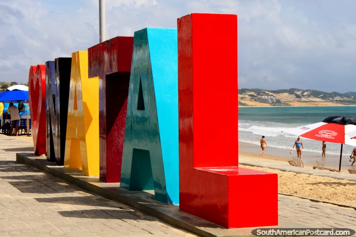 ¡Amor Natal, las letras coloridas grandes deletrean hacia fuera en la Playa de Ponta Negra! (720x480px). Brasil, Sudamerica.