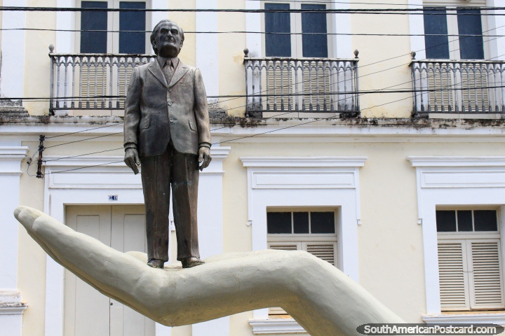 Luis da Camara Cascudo (1898-1986) de pie sobre una mano grande, Memorial Camara Cascudo en Natal, un hombre de cultura y música. (720x480px). Brasil, Sudamerica.