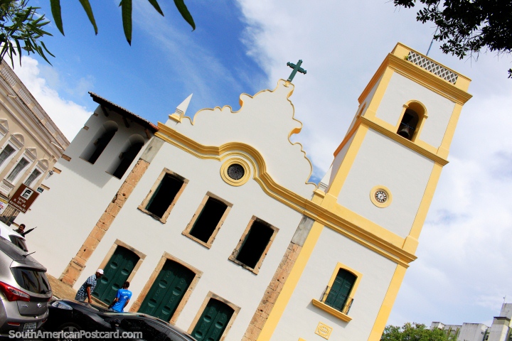 Iglesia Nuestra Señora da Apresentação (1862) en Natal, amarillo y blanco con un pequeño reloj en el campanario. (720x480px). Brasil, Sudamerica.