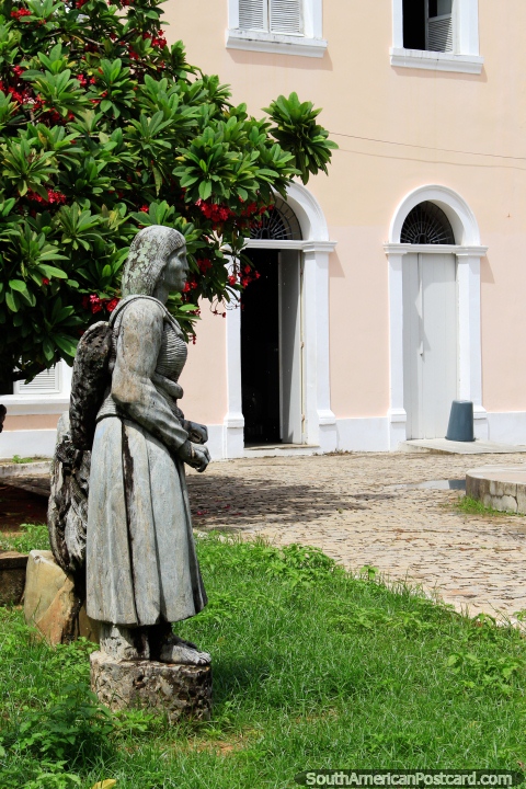 Escultura de piedra de una mujer indígena en los jardines en el Palacio Cultural en Natal. (480x720px). Brasil, Sudamerica.