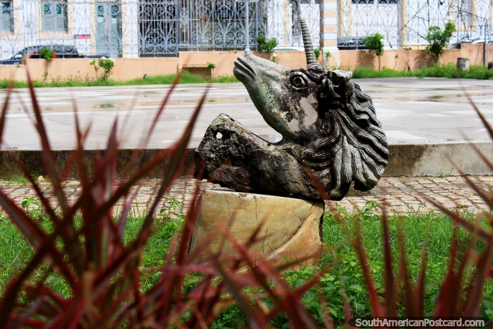 Cabeza de caballo, una escultura de piedra en el Palacio Cultural de Natal. (720x480px). Brasil, Sudamerica.