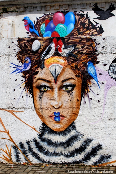 Mujer con pjaros y huevos de Pascua en su pelo, mural en Natal. (480x720px). Brasil, Sudamerica.