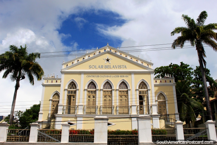 Edificio Solar Bela Vista con una sola palmera en cada lado, centro de cultura y recreación en Natal. (720x480px). Brasil, Sudamerica.