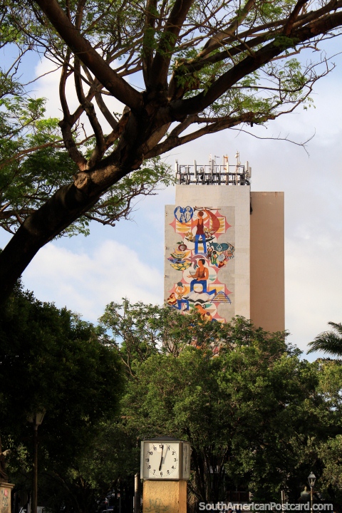 Vista desde fuera de la iglesia durante el reloj a un mural encargado en un lado del edificio en Sao Luis. (480x720px). Brasil, Sudamerica.