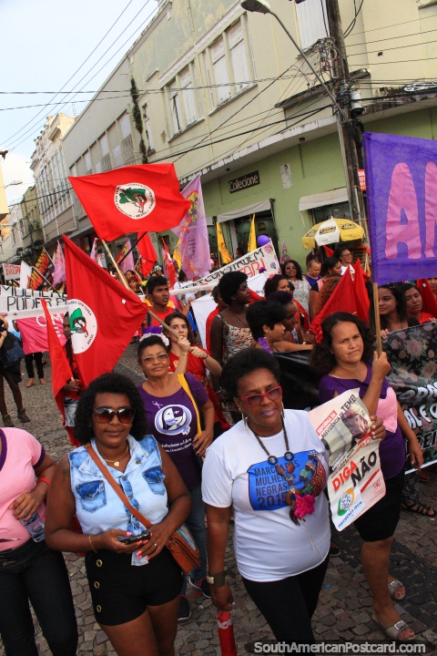 Uma marcha contra violência contra mulheres em São Luis central. (480x720px). Brasil, América do Sul.