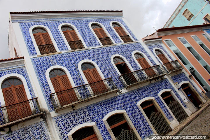 Azulejos Portugueses, ventanas arqueadas y persianas de madera, Sao Luis - la ciudad de los azulejos. (720x480px). Brasil, Sudamerica.
