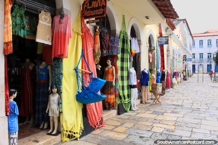 Lojas que vendem redes para dormir, a roupa tem manequins do lado de fora, centro histórico em São Luis. (720x480px). Brasil, América do Sul.