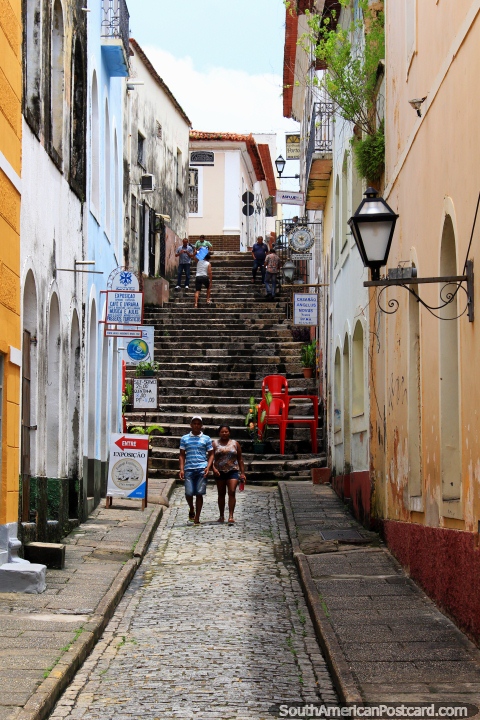 Um corredor com a escada no fim, o centro histórico de São Luis tem um agradavelmente da idade da sensação sobre ele. (480x720px). Brasil, América do Sul.