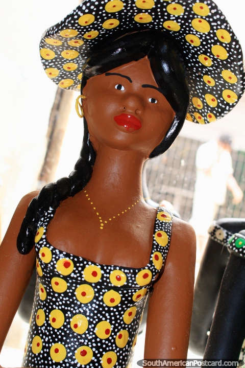 Estatueta de terracota que representa a moda da região em São Luis, mulher com correspondência com chapéu e vestido. (480x720px). Brasil, América do Sul.