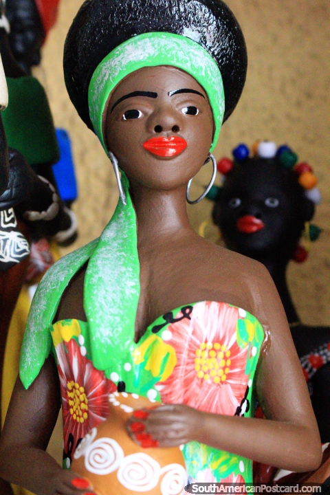 Esta bella mujer est vestida y se ve bien. Figurillas y artes de Sao Luis. (480x720px). Brasil, Sudamerica.
